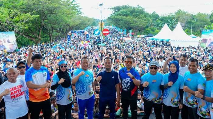 Andi Sudirman ke Lutim Jalan Santai bersama Bupati Irwan Bachri, Berbaur di Tengah Ribuan Orang 