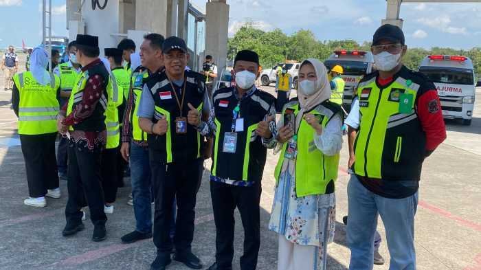 Di Bawah Sinar Matahari yang Menyengat, Bupati Sidrap Bersama Istri Jemput Jemaah Haji