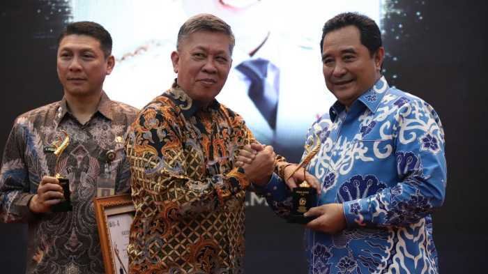 Forum Pemred Multimedia Anugrahi Mantan Pj Gubenur Sulsel Pena Emas