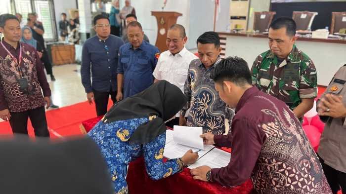 Pemkab Sidrap Serahkan 310 SK Pengangkatan PPPK