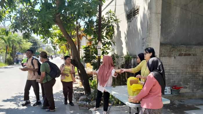 Konsisten Tebar Kebaikan, Benteng Kupa Group Berbagi Jumat Berkah di Kompleks UNM  