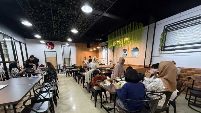 Warkop Om Ben Hadir di Mall Panakkukang, Tawarkan Menu Sedap Mie Pangsit hingga Nasi Goreng Pete