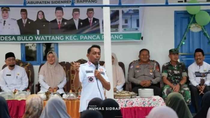 Ibu Idawa Terima Kunci Rumah dari Bupati Sidrap 