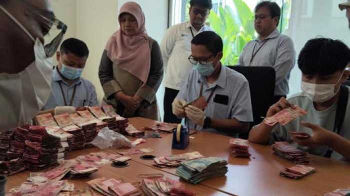 Kisah Dokter Puskesmas Ini Simpan Rp 1,54 Miliar di Koper, Rusak Karena Terendam