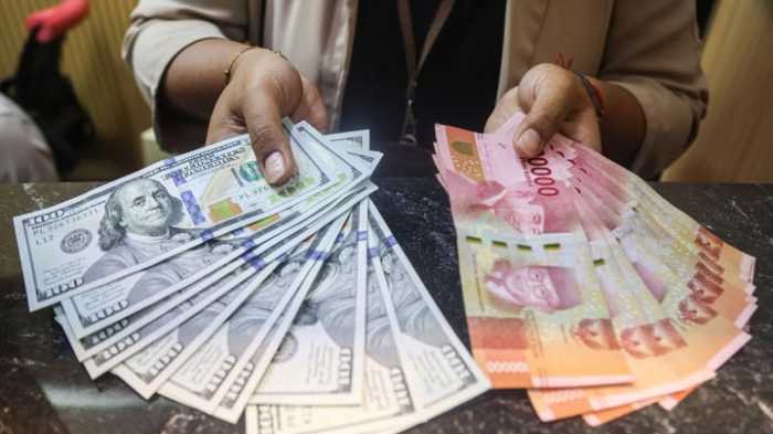 Rupiah Kembali Melemah ke Level Rp 18.038 Per Dolar AS