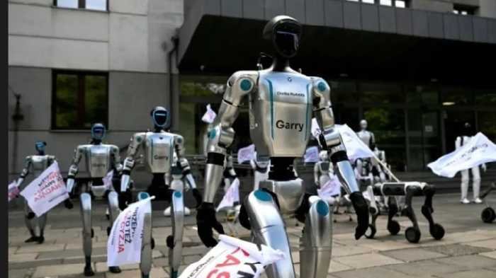 Puluhan Robot AI Gelar Aksi Unjuk Rasa di Warsawa Polandia