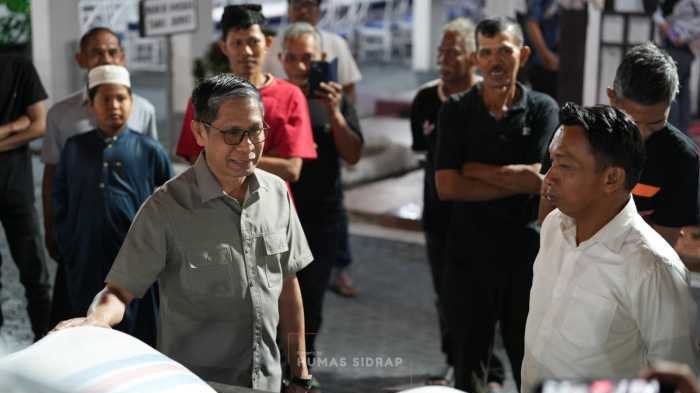 Berhasil Panen di Tengah Kemarau, Petani Hadiahkan Dua Karung Gabah untuk Bupati