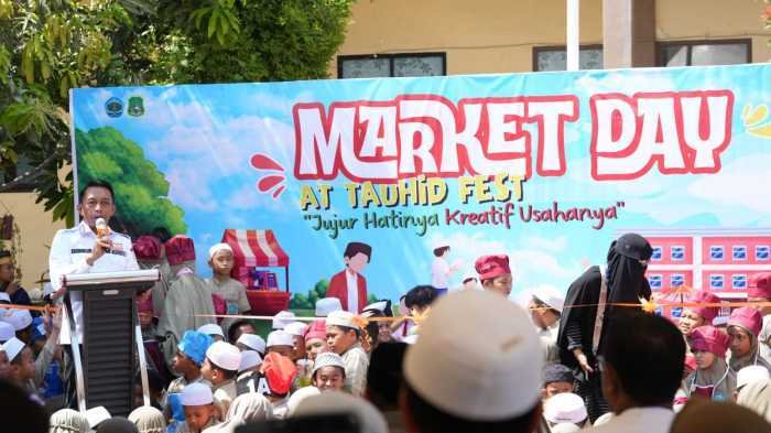 Di Balik Stand Market Day, Anak-anak At-Tauhid Belajar Menawarkan Produk dan Melatih Kekompakan